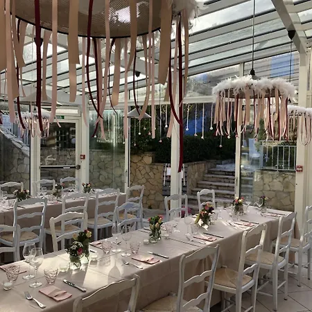 Jas Neuf Hotel 3*