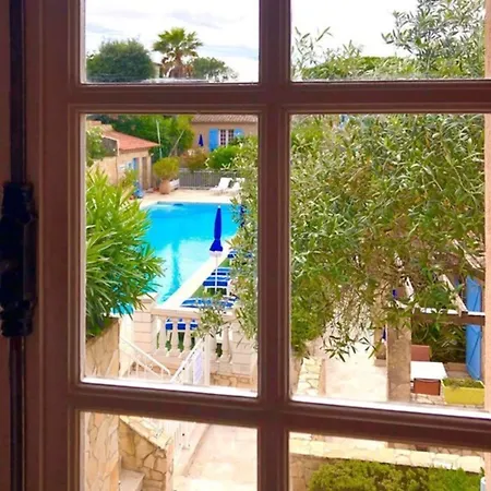 Jas Neuf Hotell